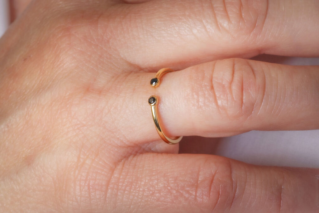 56748 • Ring • Schwarz • Echtsilber • Vergoldet • Zirkonia • Kristall • YUNABEL Schmuck online kaufen • Onlineshop