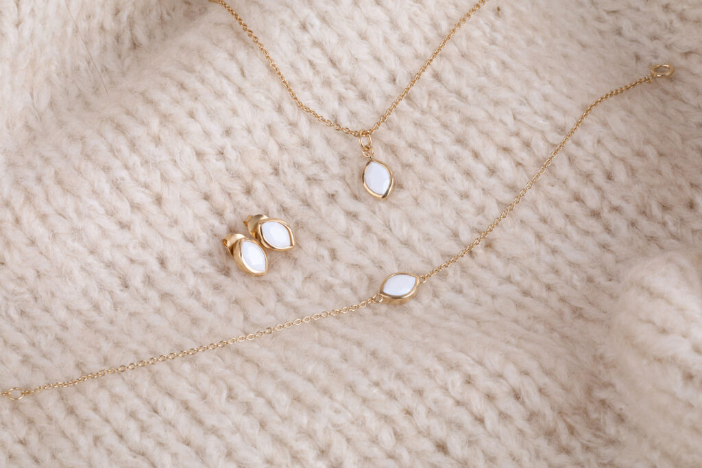 Hochwertigen Goldschmuck online kaufen • vergoldet • hochwertiger Echtschmuck von YUNABEL • Schmuckshop • Schmuckset mit Goldkette, Goldarmband und Goldohrstecker