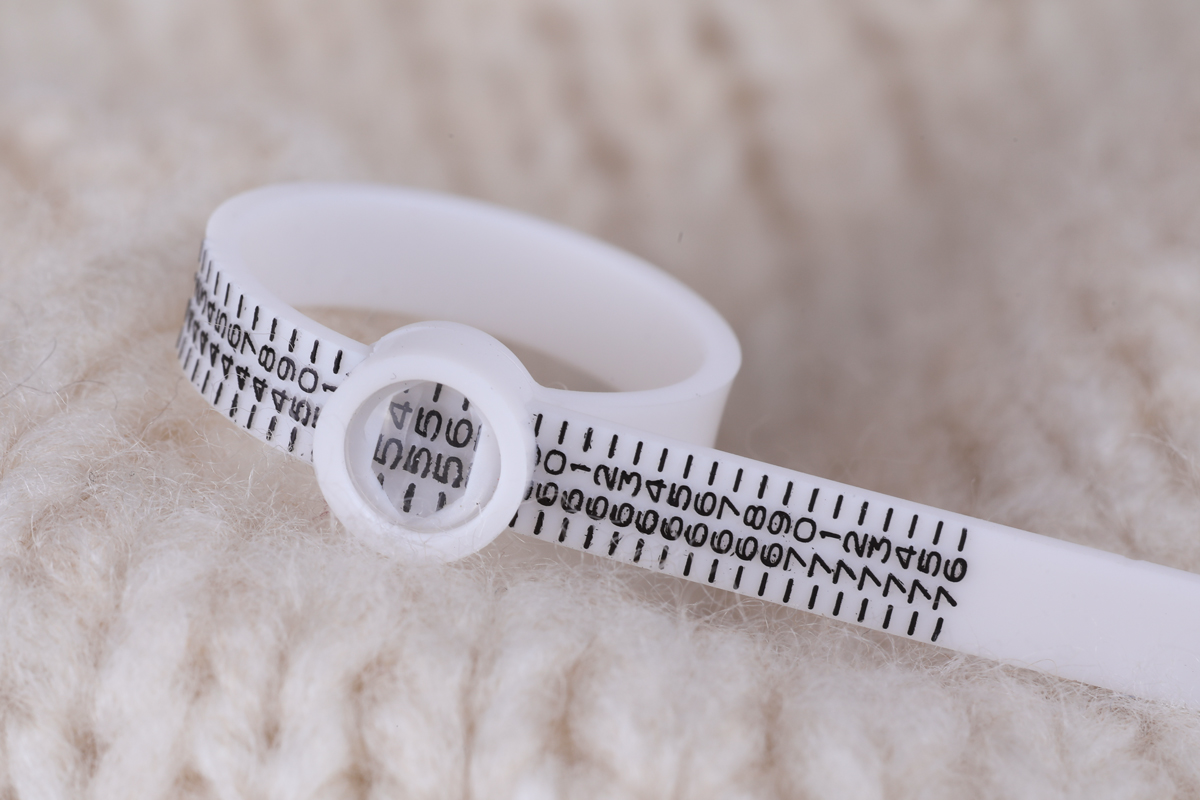 Ringgroesse richtig messen mit Ringgroessenmesser von YUNABEL Schmuck