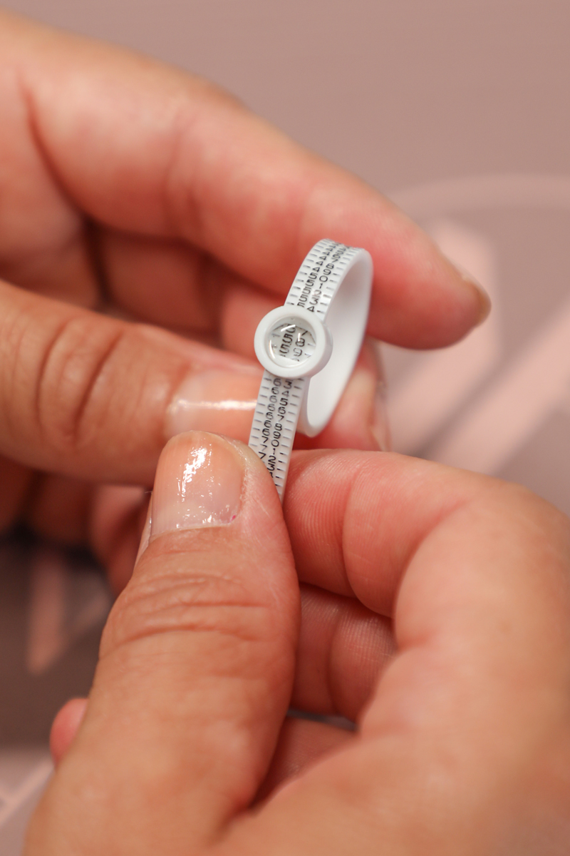 Ringgroesse richtig messen mit Ringgroessenmesser von YUNABEL • Schmucklupe nah