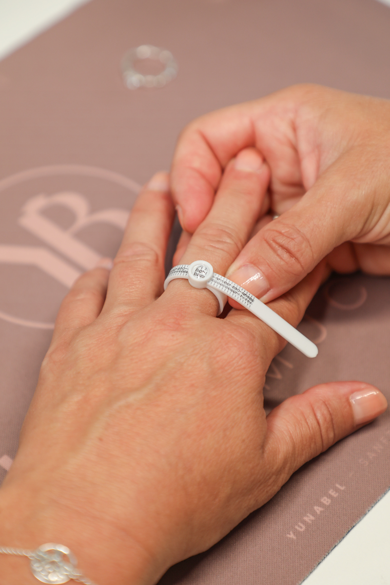 Ringgroesse richtig messen mit Ringgroessenmesser von YUNABEL Schmuck • Anlegen am Finger