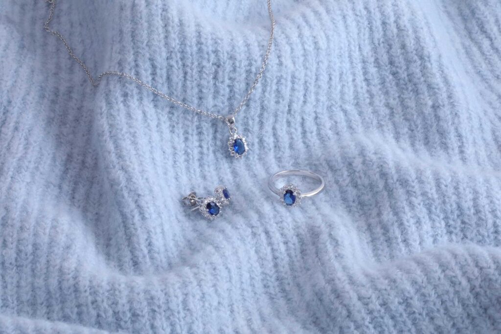Schmuck von YUNABEL Silberschmuck online kaufen • Kette • Ring • Ohrstecker • Silber • Zirkonia
